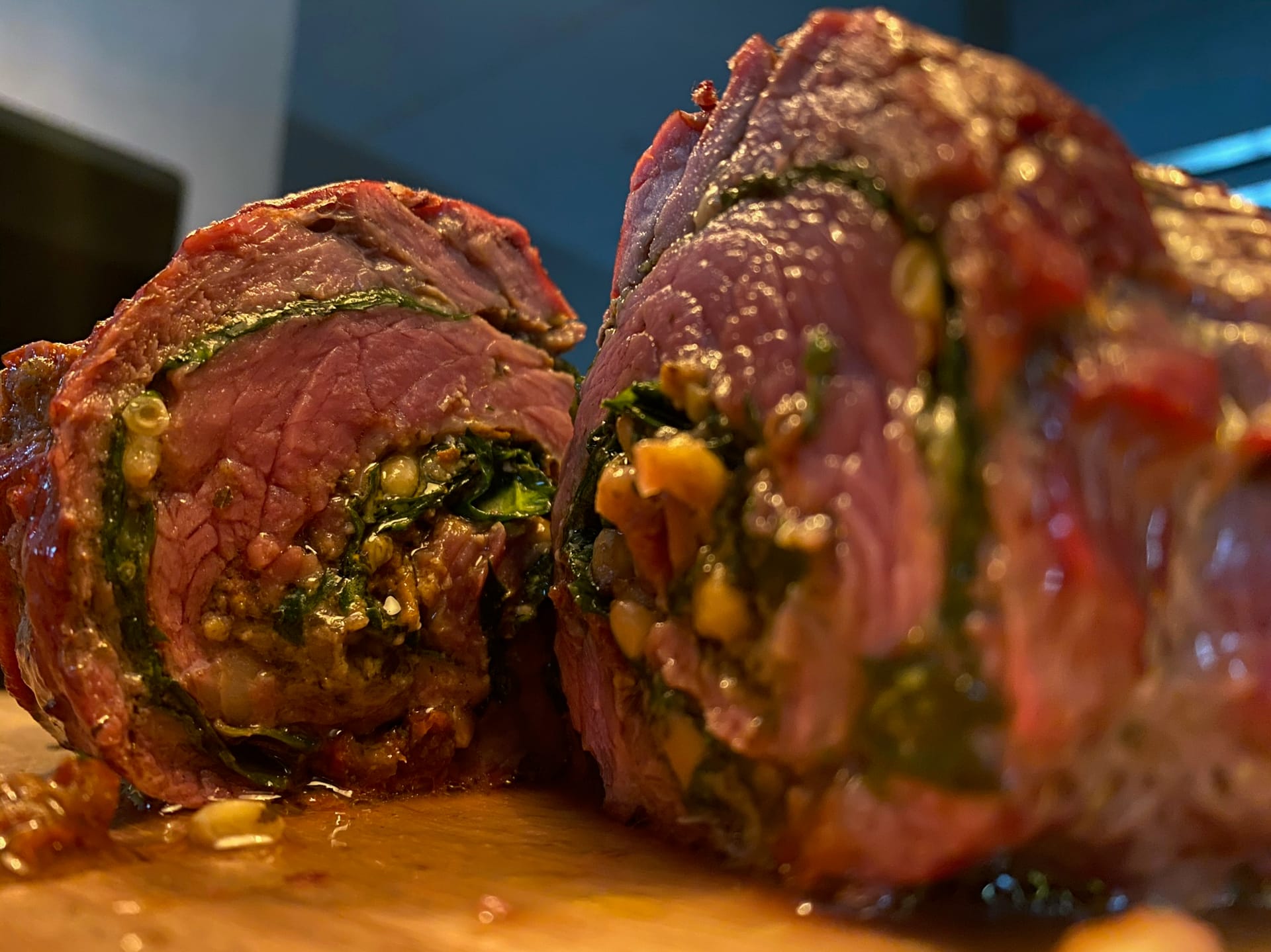 Gevulde bavette rollade gesneden op een snijplank