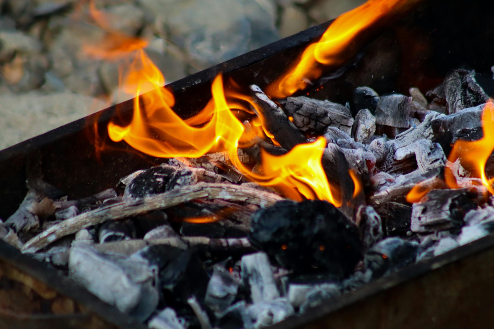 Houtskool en vuur in de BBQ