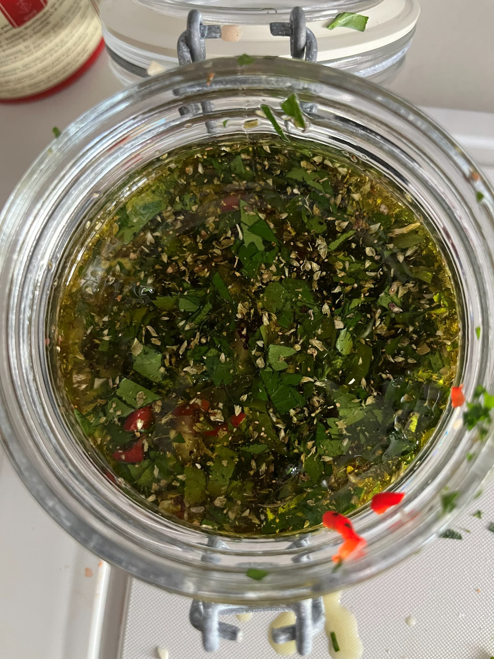 Verse groene chimichurri in een kom naast gegrild vlees