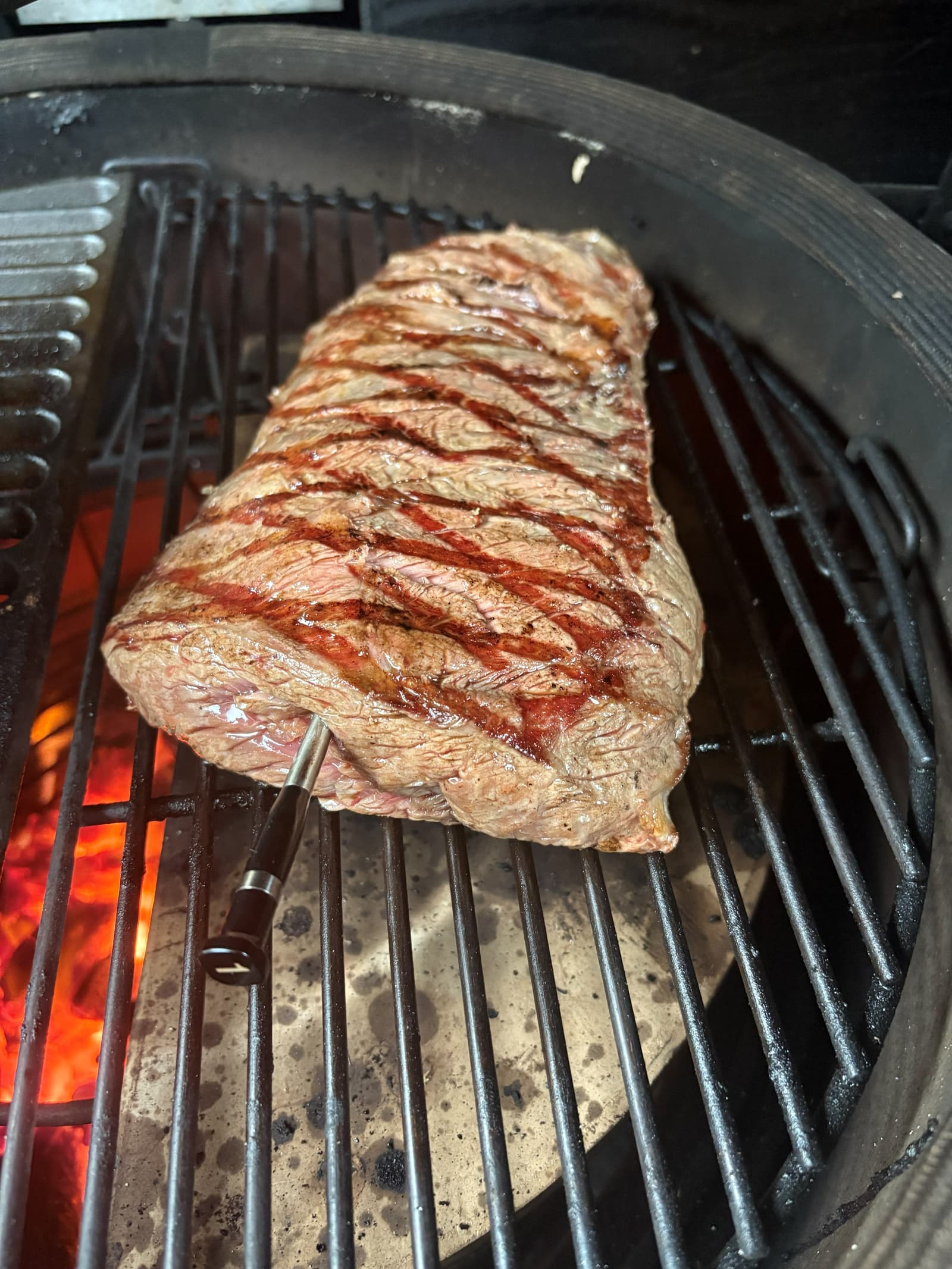 Flat iron steak gesneden op een houten snijplank