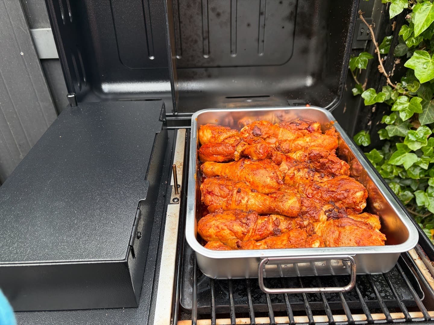 Goudbruine kip drumsticks op het BBQ rooster met knapperige huid