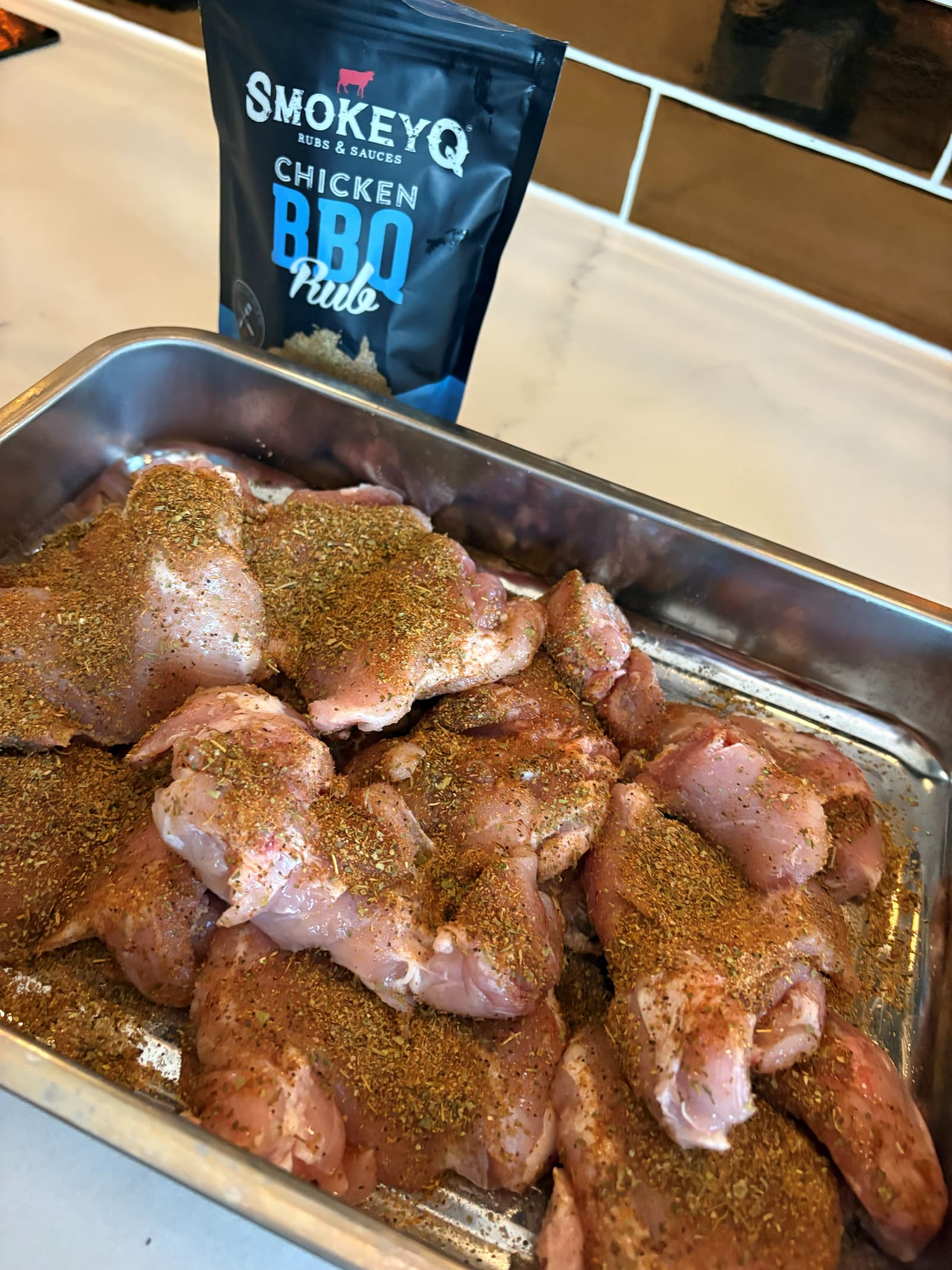 Gepulled kippenvlees op een houten snijplank met BBQ saus