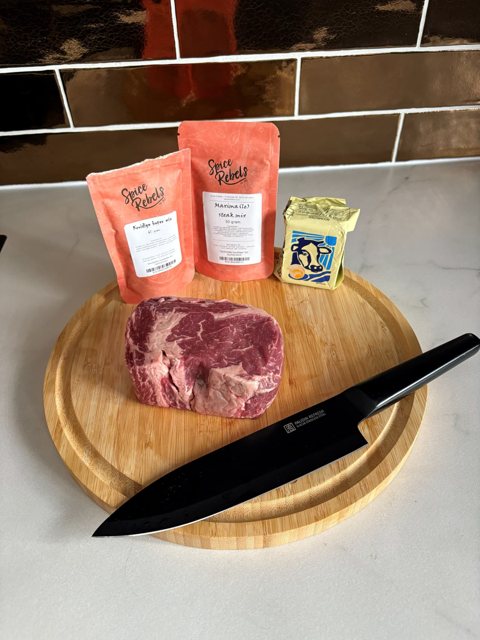 Runderribeye steak op het BBQ-rooster met grillstrepen