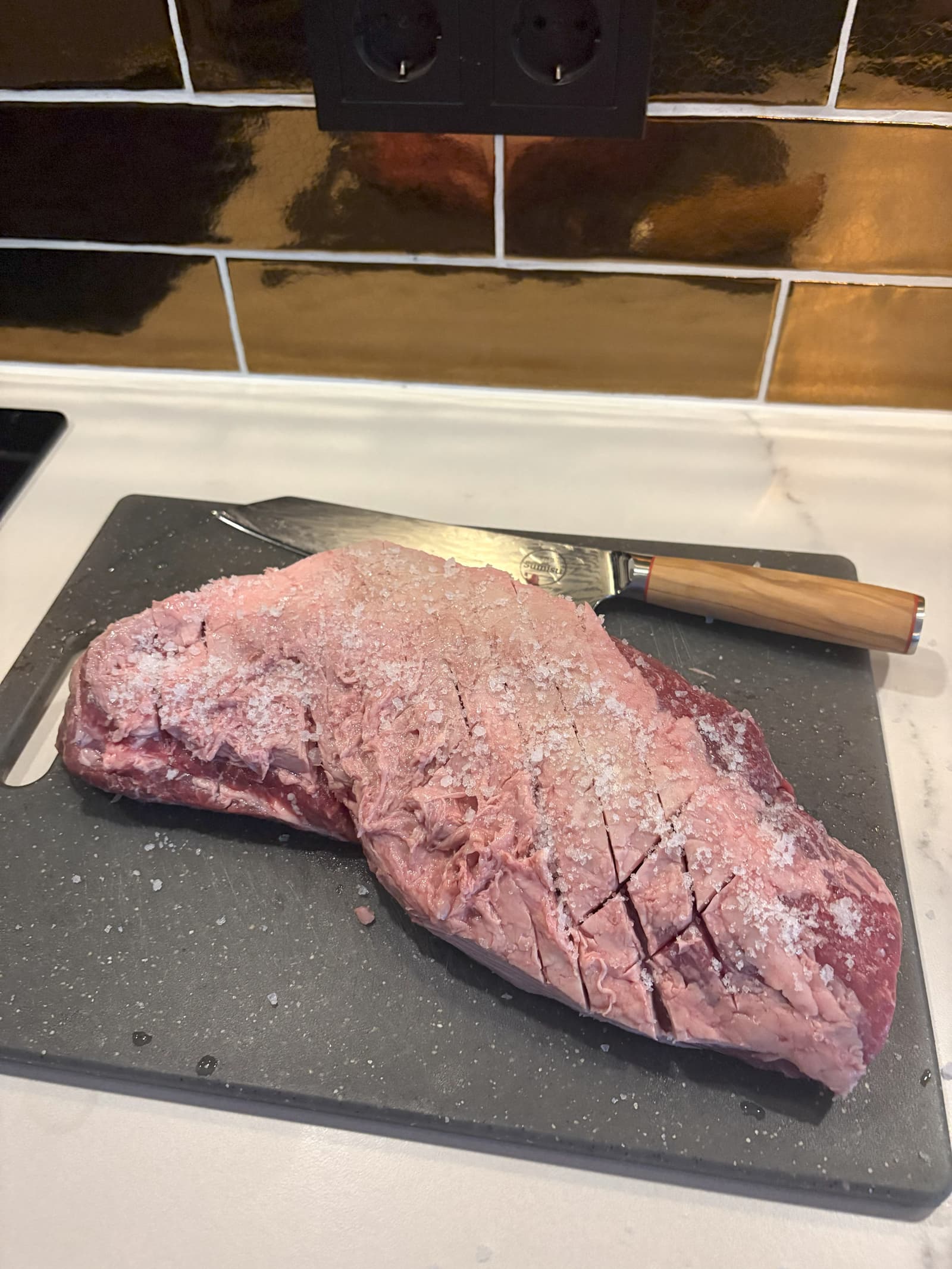 Tri tip steak gesneden op een snijplank
